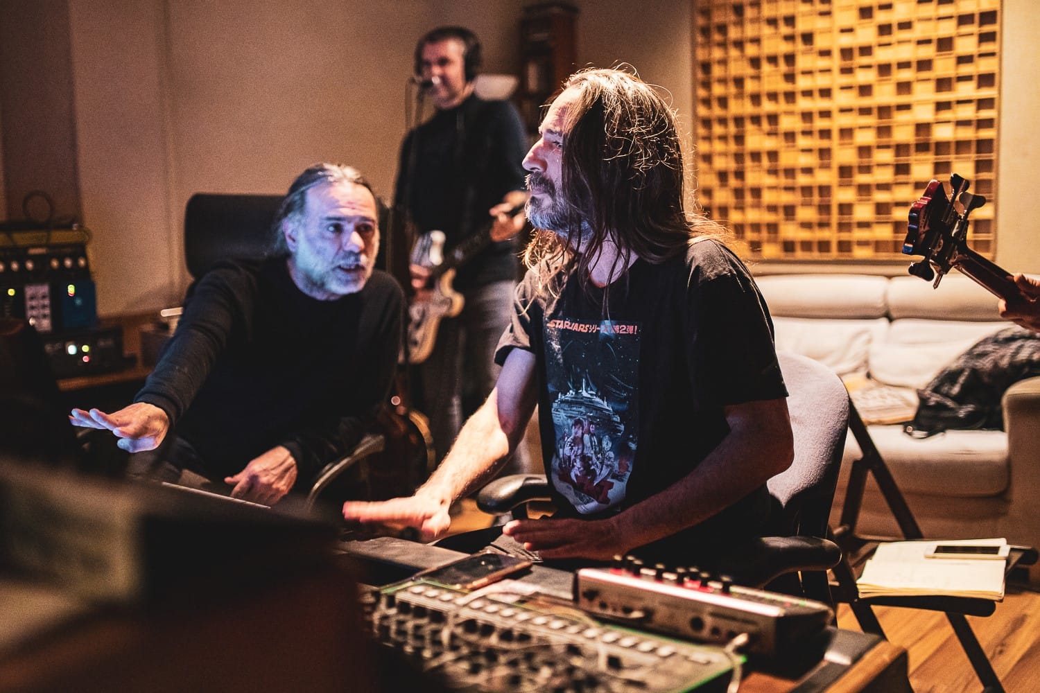 Blind Records y Santos&Fluren, productores musicales del grupo iClons, han trabajado con Sidonie, Love of Lesbian, Izal, Elefantes, Viva Suecia y Luz Casal