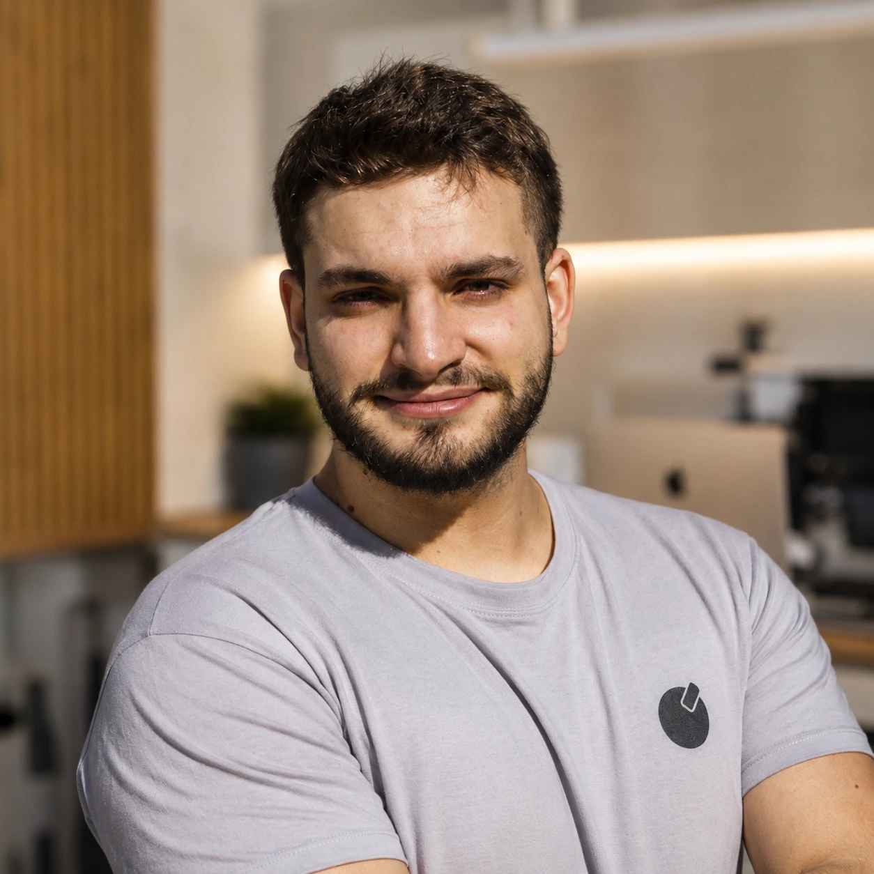 Pol Piñero, técnico de reparaciones y soporte Apple en MacMan, especialista en Mac Intel y Apple Silicon